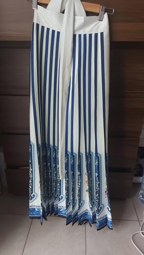 Customer photo review of Jian Tou 箭头 Arrowhead Qing Dynasty Han Woman's Baizhequn Hundred Pleat Skirt