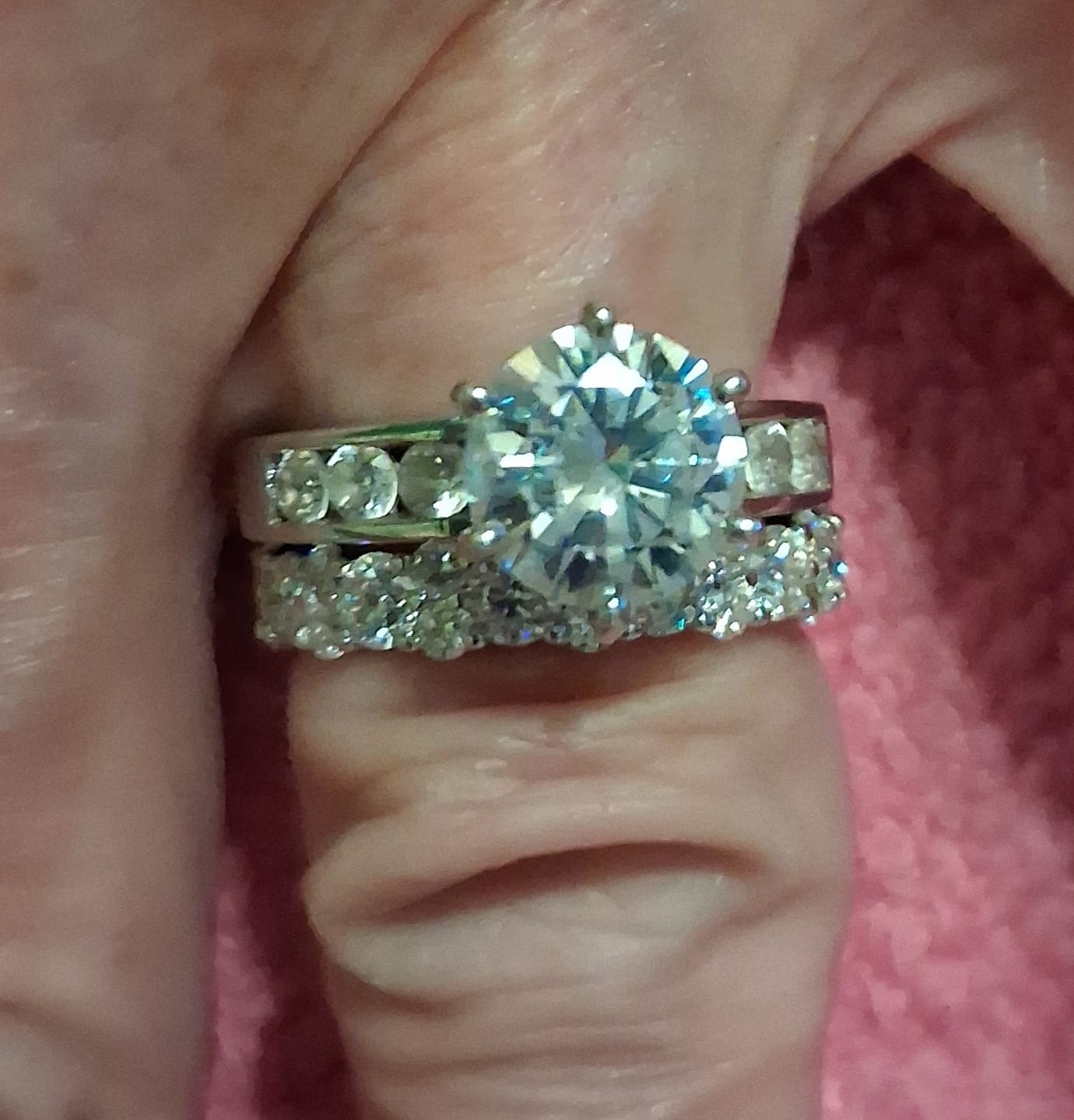 Customer photo review of S925 Moissanite 2.5 Ct Round Cut Full White/Green Stone Wedding Band for Women