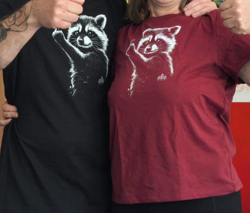 Customer photo review of Frecher Waschbär (groß) - Bio Herren Shirt