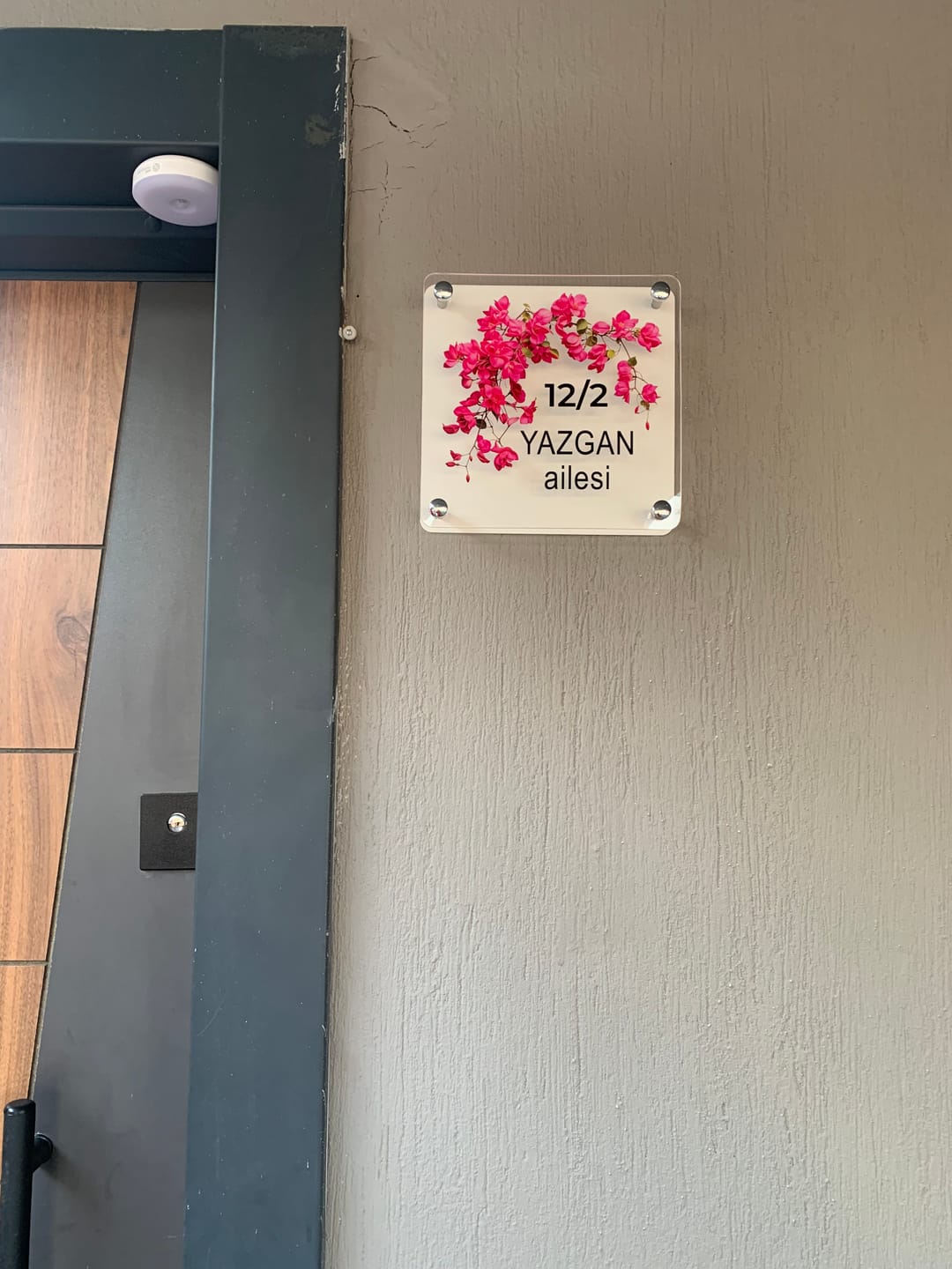 Customer photo review of Kişiye Özel Pembe Gül Dallı Kapı İsimliği