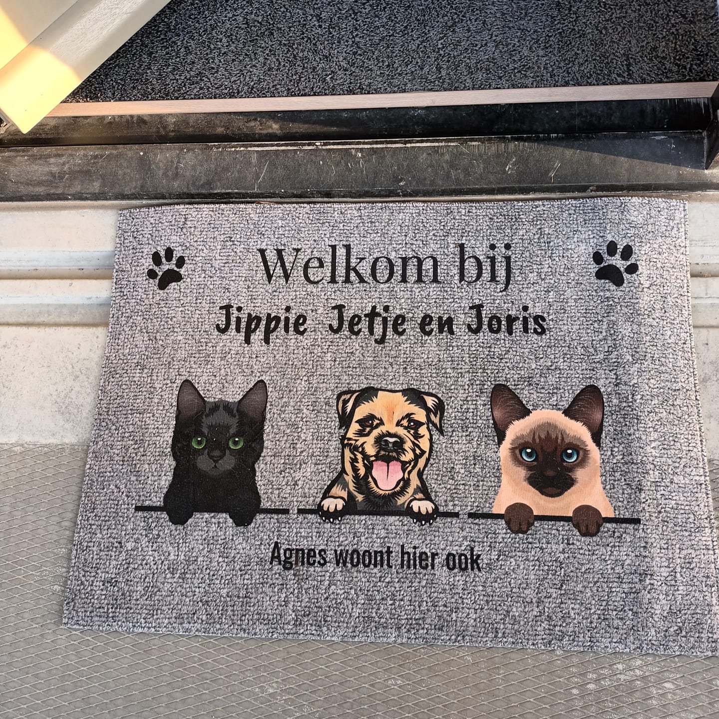 Customer photo review of Welkom bij - Gepersonaliseerde huisdier deurmat