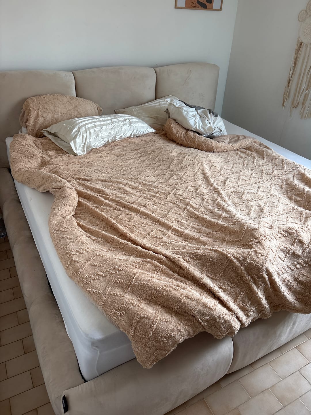 Customer photo review of Lit rembourré avec coffre de rangement - SOPHIE