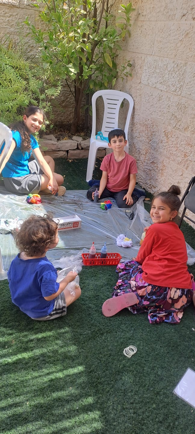 Customer photo review of מסיבת טאי דאי 🎨 - חולצה לכל משתתף!