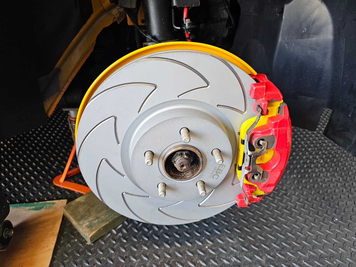 Customer photo review of Genuine Ford Mk3/3.5 Focus ST & RS Front Brake Dust Shields (Pair) - Painted