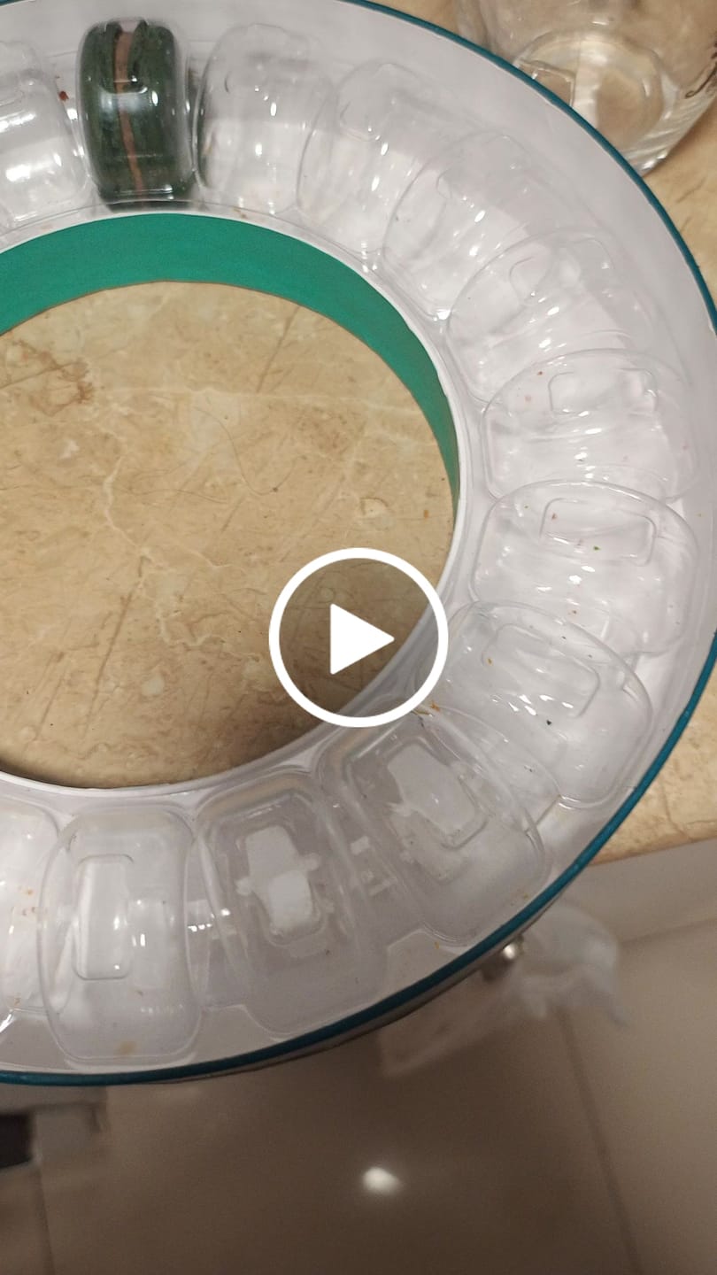Customer video review of Caja 20 Macarons