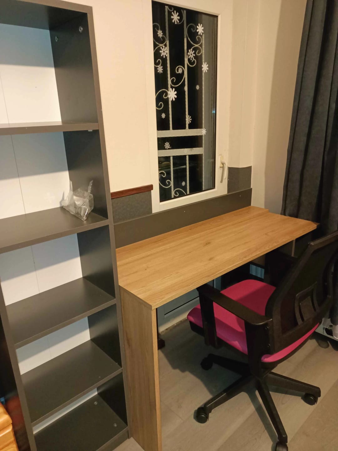 Customer photo review of Rani HA125 Kitaplıklı Raflı Çalışma Ofis Bilgisayar Masası Antrasit - Sepet Ceviz