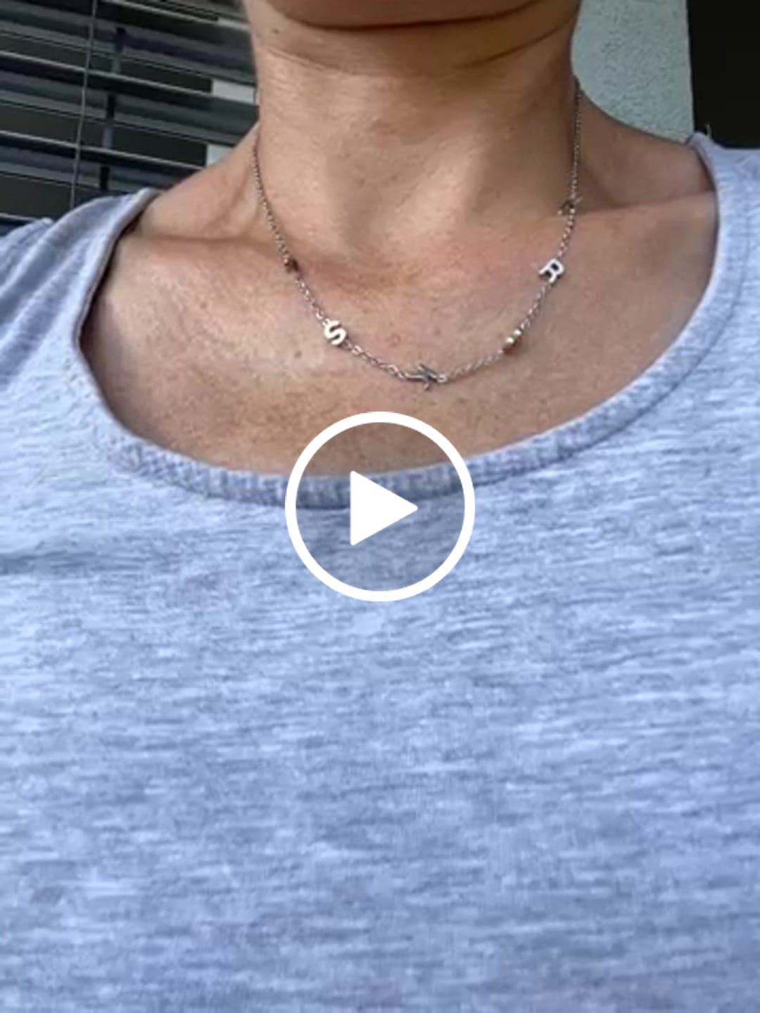 Customer video review of Personalizovaný náhrdelník s ležatým iniciálem