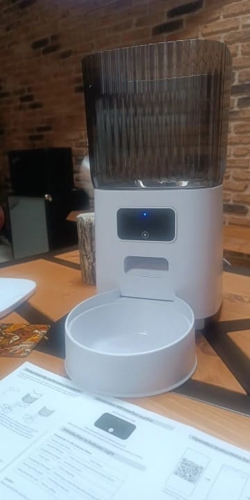 Customer photo review of 5L Double Bowls Smart Automatic Camera Feeder for Cat and Dog