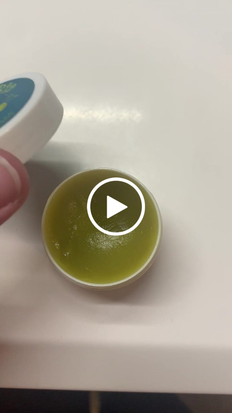 Vídeo reseña de un cliente sobre el bálsamo para ojos.