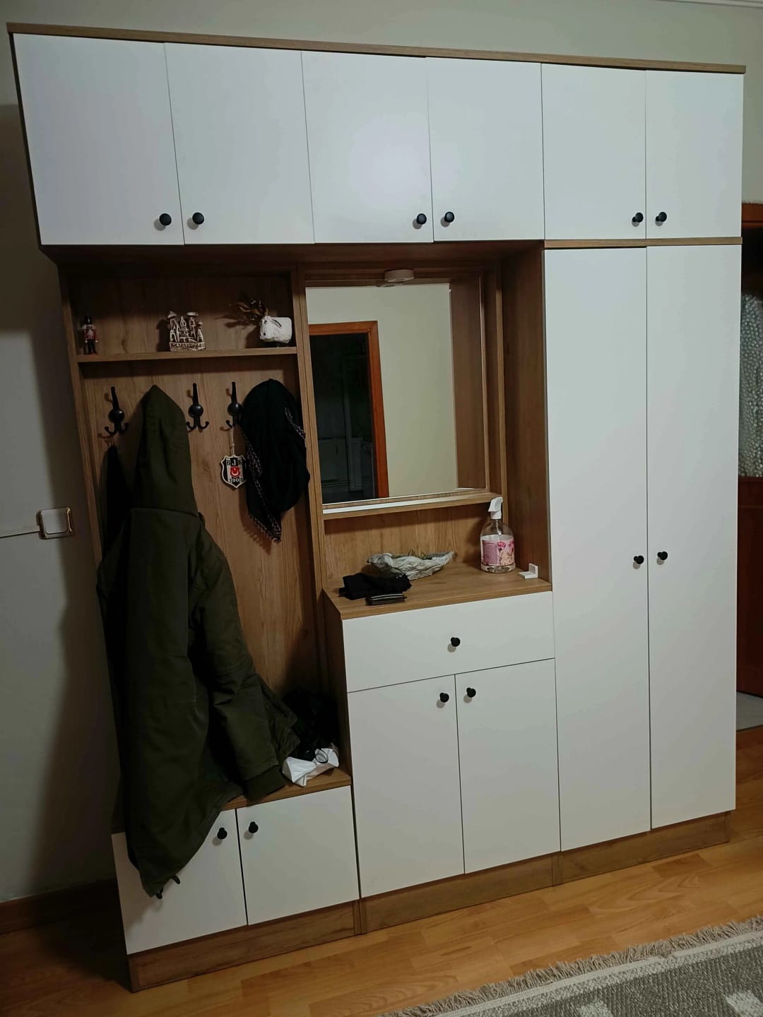 Customer photo review of Rani EA108 Portmanto Çekmeceli Aynalı Askılı Vestiyer Sepet Ceviz - Beyaz