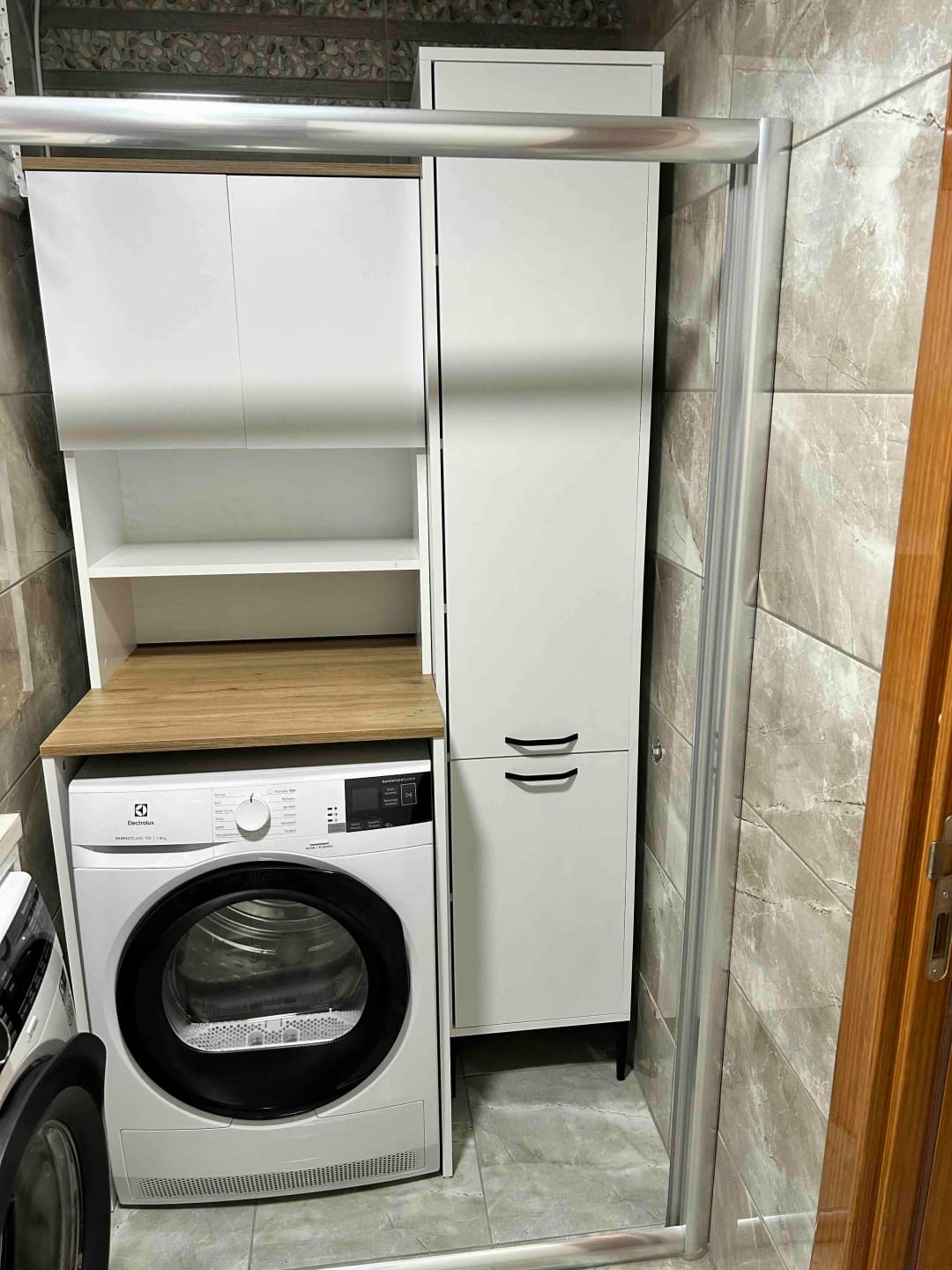 Customer photo review of Rani KD101 Çamaşır Makinesi Dolabı 3 Raflı Kapaklı Banyo Dolabı Beyaz - Sepet Ceviz