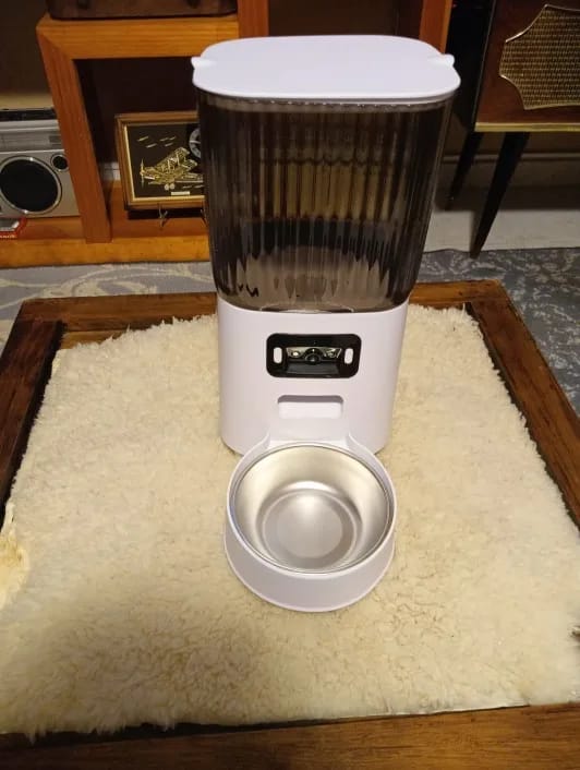 Customer photo review of 5L Double Bowls Smart Automatic Camera Feeder for Cat and Dog