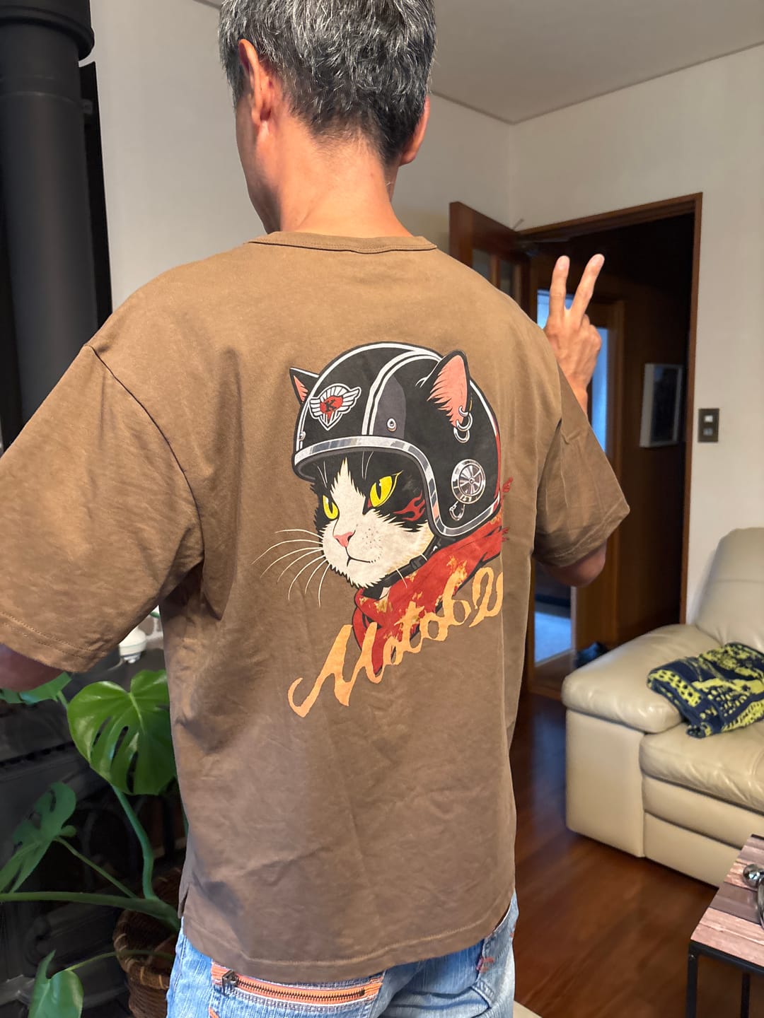 Customer photo review of 「ヘルメットを被った猫」プリント＆KaraKuロゴ刺繡コットンTee