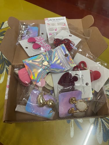 Customer photo review of Aretes de corazones rojos