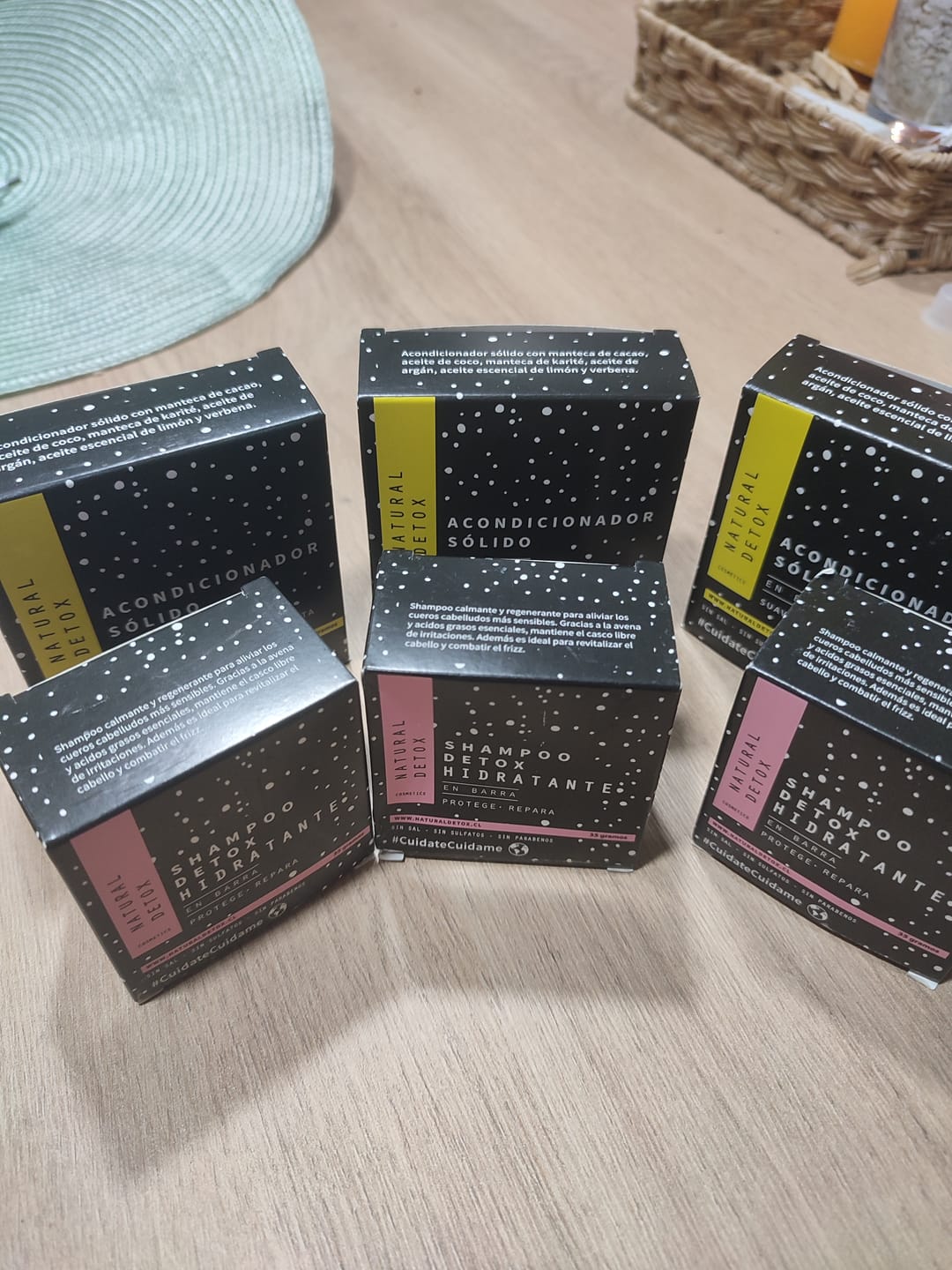 Customer photo review of Acondicionador Barra Cabello Seco y Dañado + Mini Barra Detox y Caja Reutilizable de REGALO | Hidratación Profunda y Brillo Natural | 100% Vegano Y Sin Sulfatos