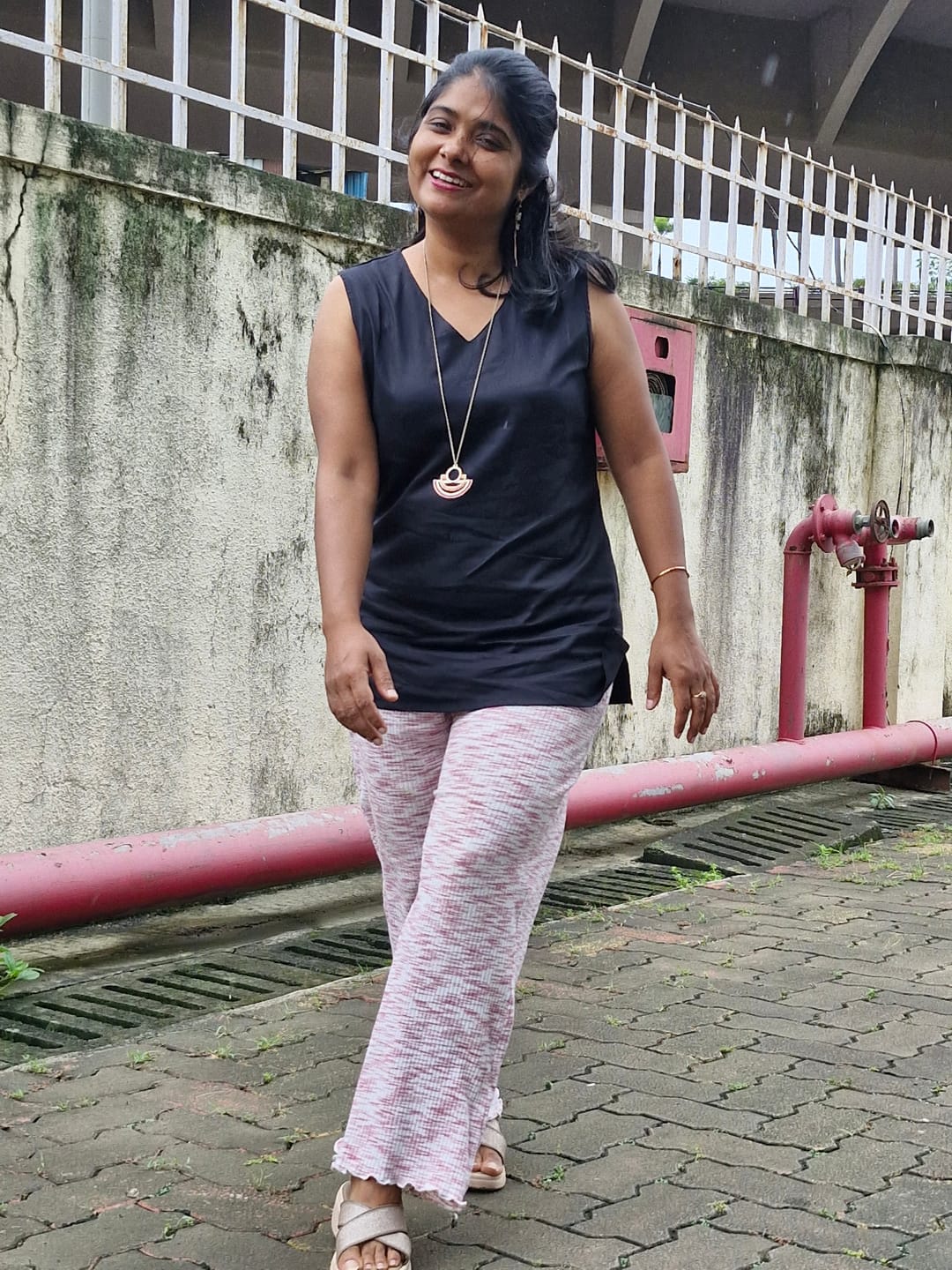 Customer photo review of Women Black V-Neck Sleeveless Top