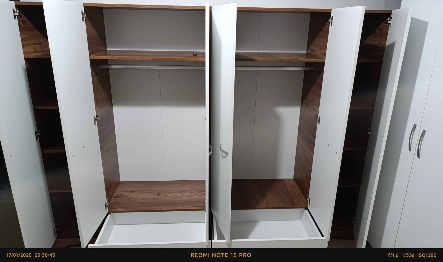 Customer photo review of Rani F4 Geniş Gardırop Elbise Dolabı 6 Kapaklı 2 Çekmeceli 12 Raflı 2 Askılı Tek Modül Minyatür Ceviz - Beyaz