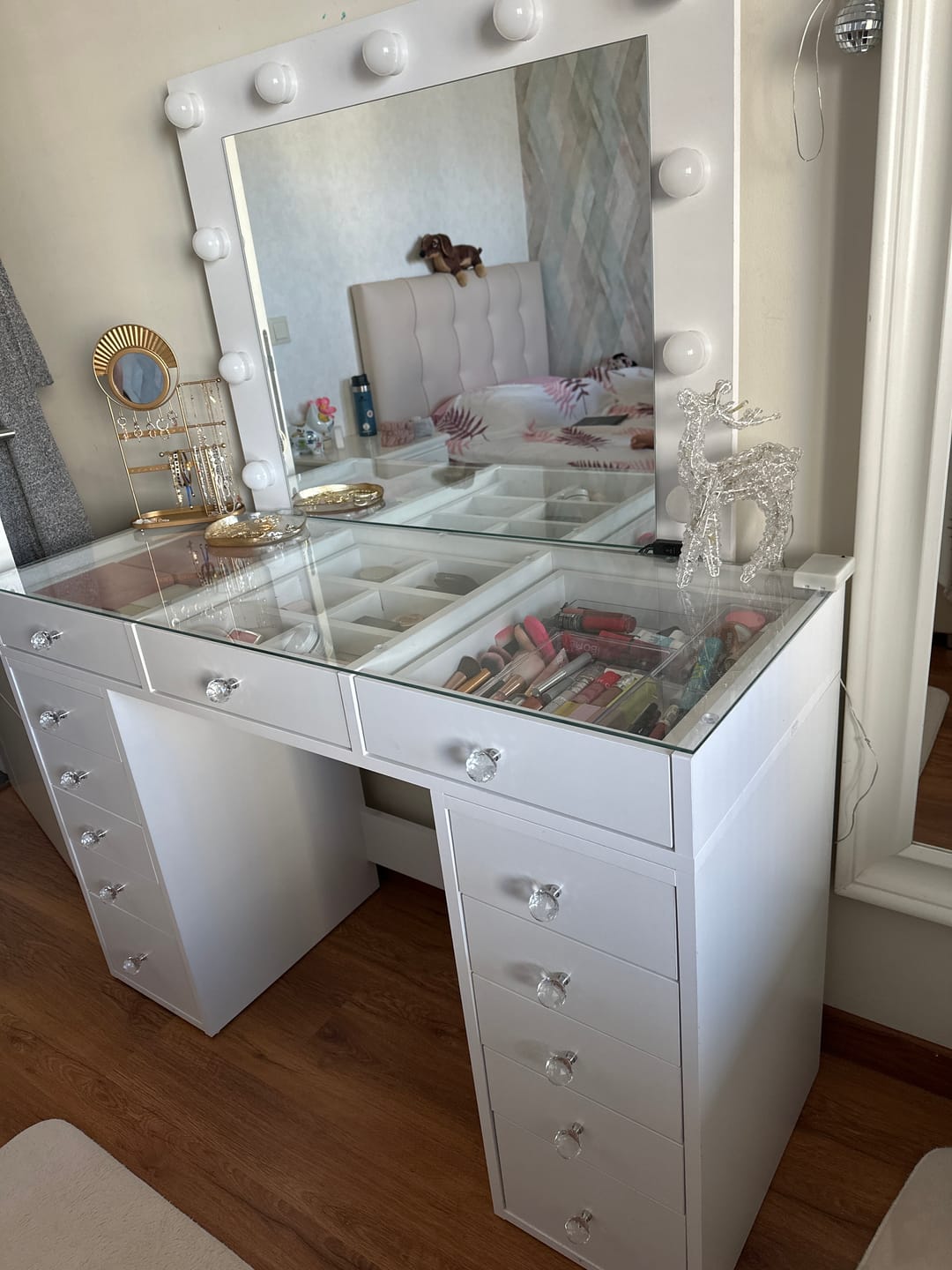 Customer photo review of Rani BJ118 Hollywood Işıklı Aynalı Kulis Makyaj Masası Cam Tablalı 13 Çekmeceli Takı Düzenleyici Beyaz