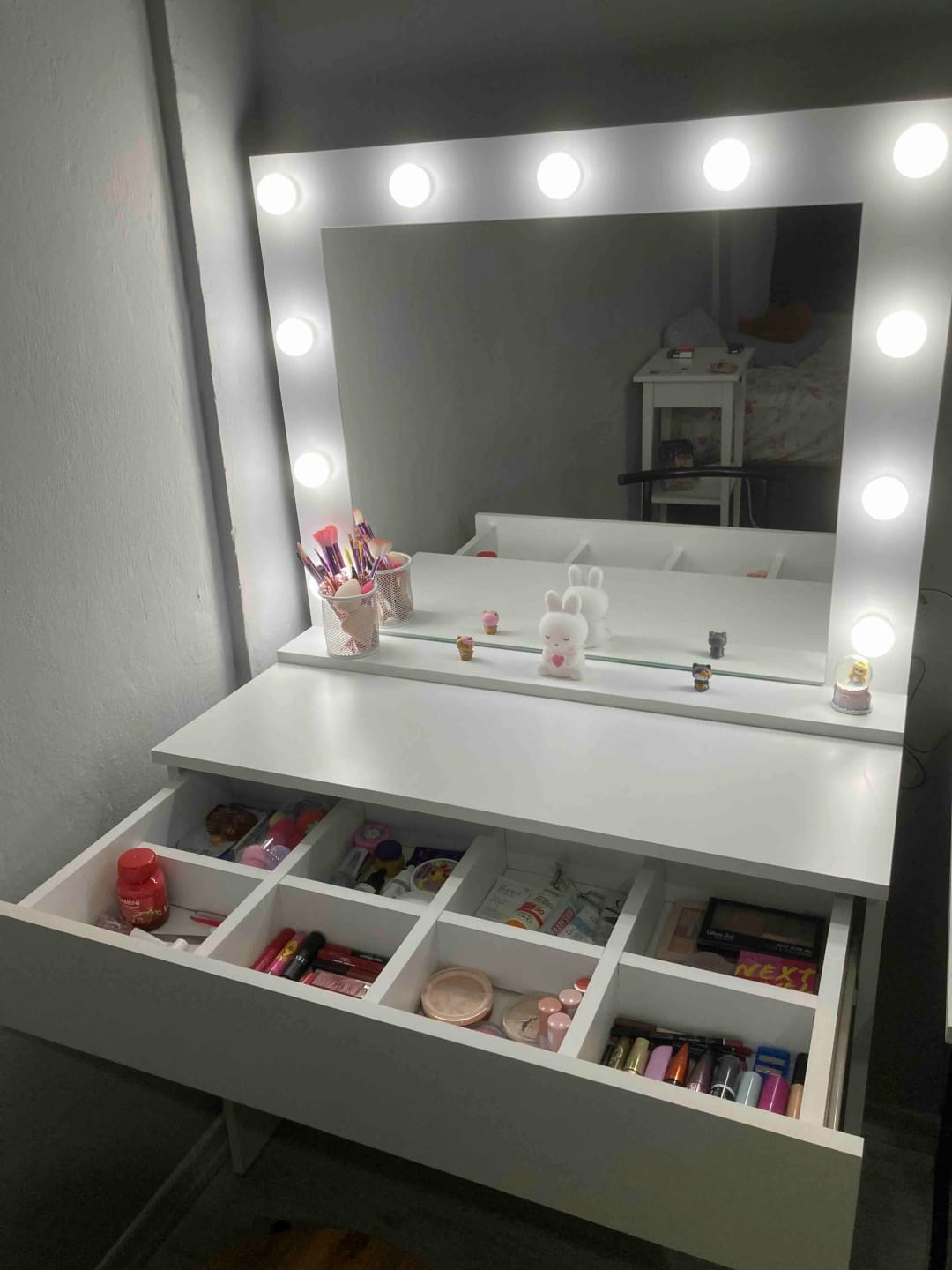 Customer photo review of Rani BJ120 Hollywood Işıklı Aynalı Kulis Makyaj Masası Takı Düzenleyici Beyaz