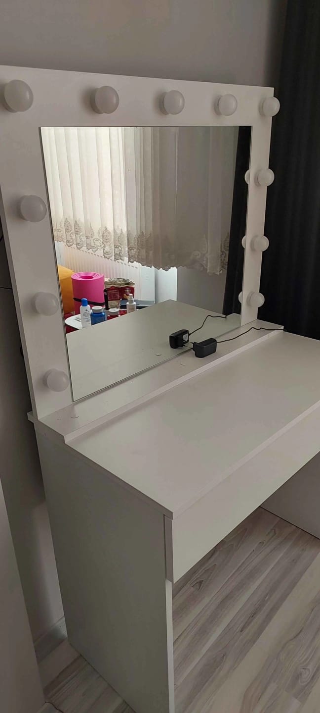Customer photo review of Rani BJ120 Hollywood Işıklı Aynalı Kulis Makyaj Masası Takı Düzenleyici Beyaz