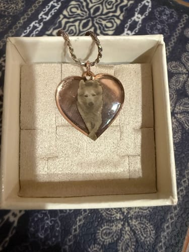 Customer photo review of Collana Foto Incisa Personalizzata Cuore Maglia Corda