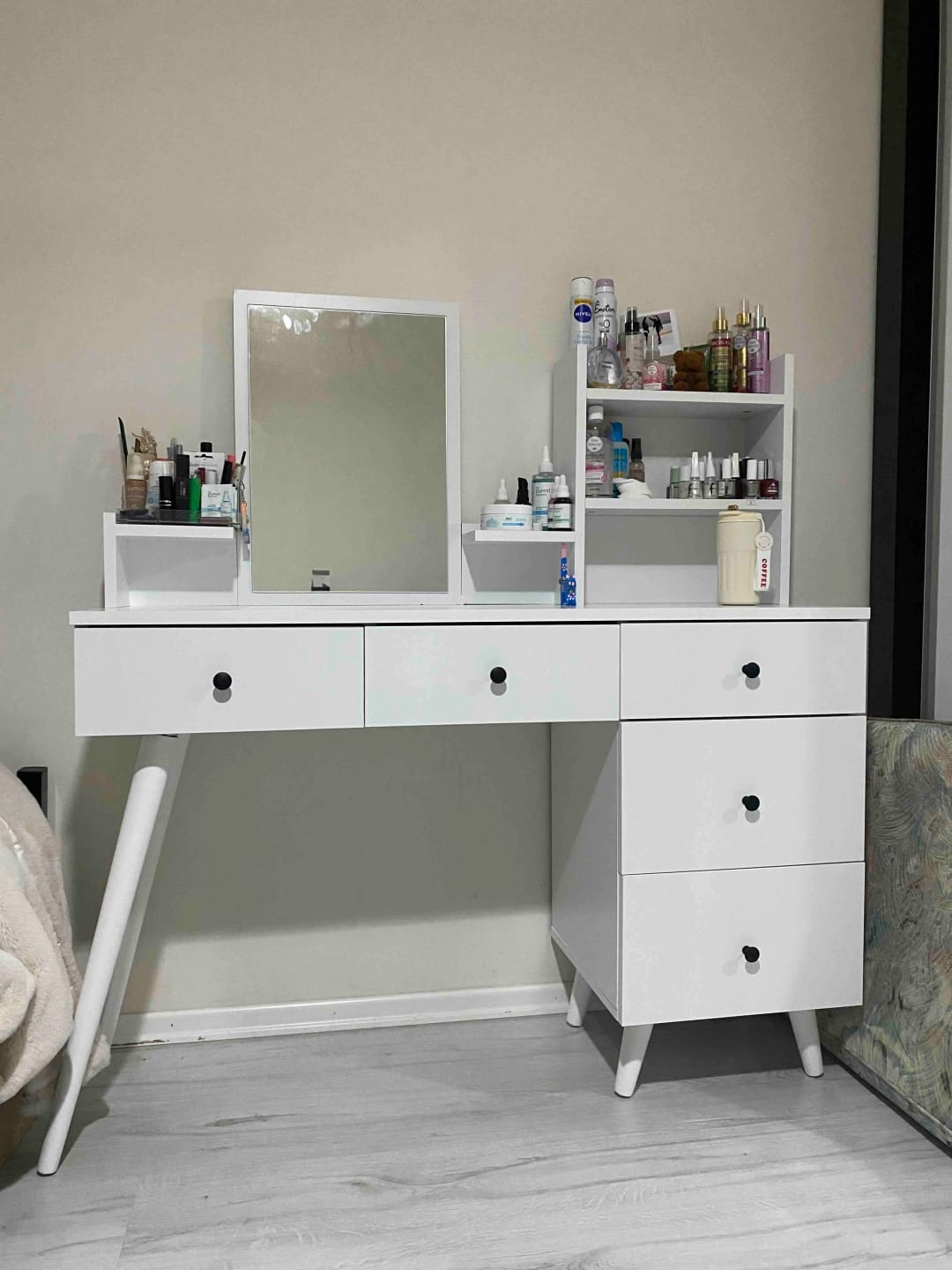 Customer photo review of Rani BJ101 Makyaj Tuvalet Masası 5 Çekmeceli Raflı Aynalı Takı Düzenleyici Puf Takım Beyaz
