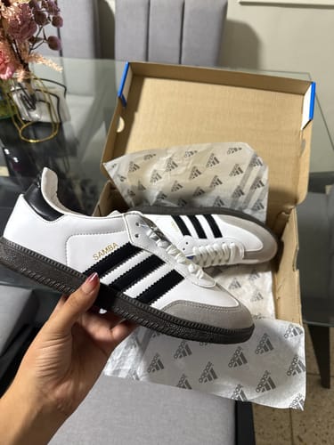 Customer photo review of Tenis Samba Blanco Negro Gris