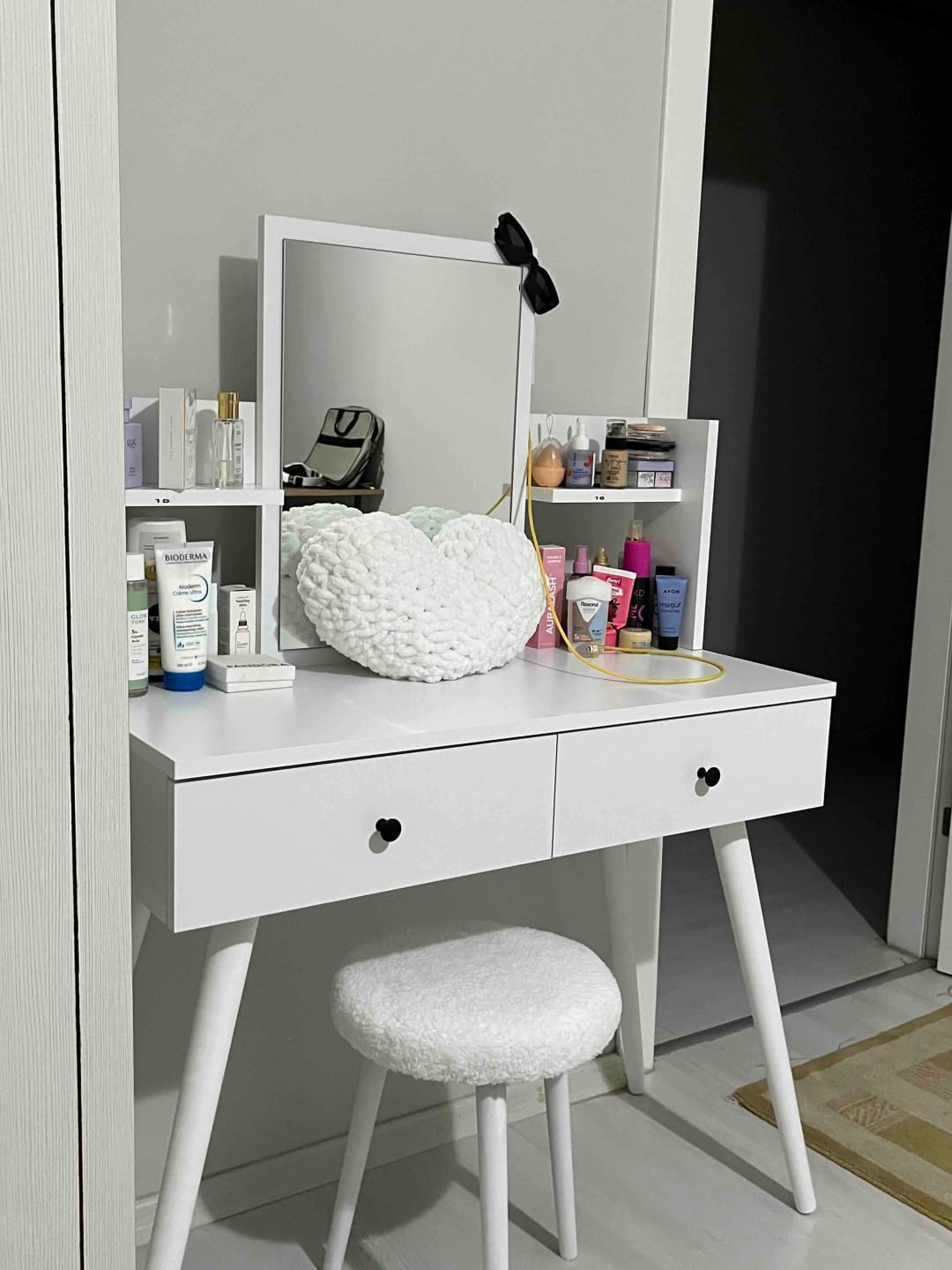 Customer photo review of Rani BJ102 Makyaj Tuvalet Masası 2 Çekmeceli Raflı Aynalı Takı Düzenleyici Beyaz