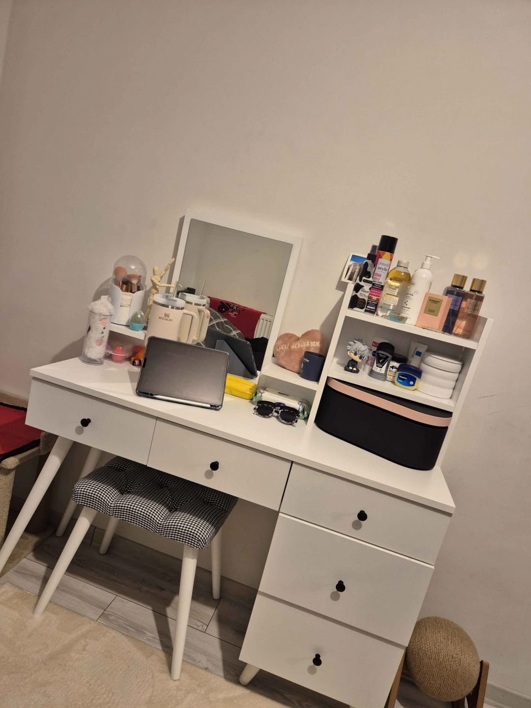 Customer photo review of Rani BJ101 Makyaj Tuvalet Masası 5 Çekmeceli Raflı Aynalı Takı Düzenleyici Puf Takım Beyaz