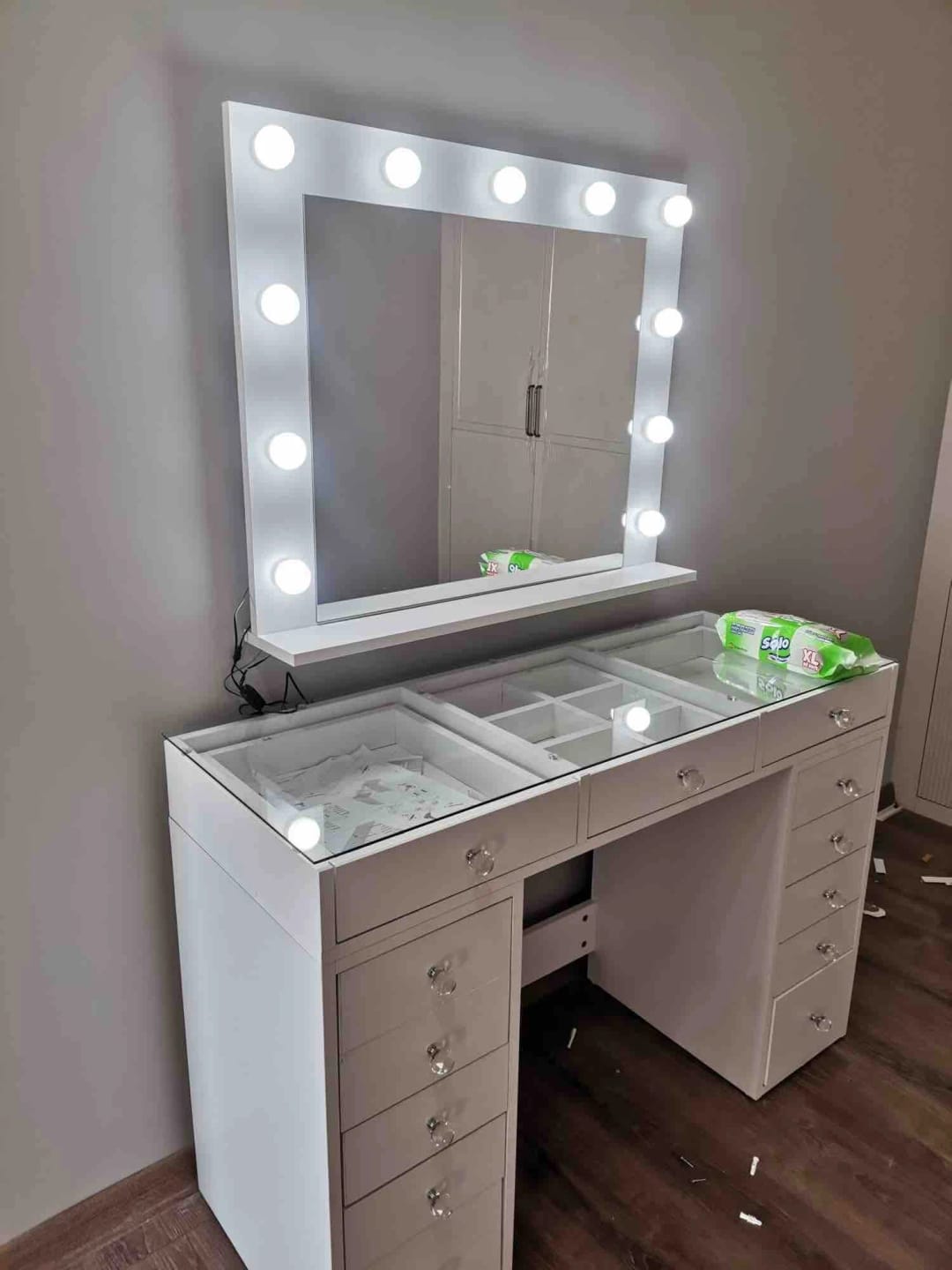 Customer photo review of Rani BJ118 Hollywood Işıklı Aynalı Kulis Makyaj Masası Cam Tablalı 13 Çekmeceli Takı Düzenleyici Beyaz