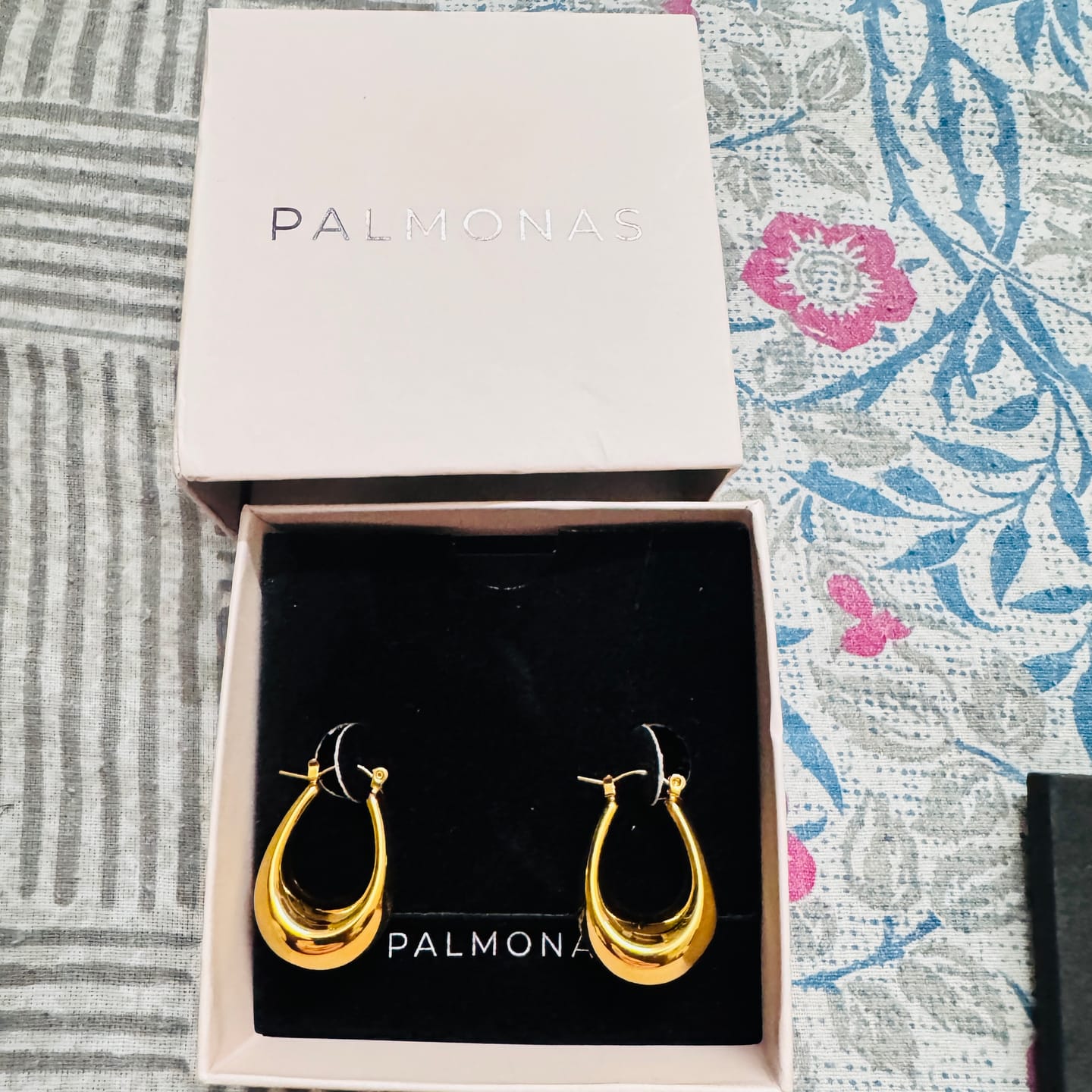 Customer photo review of Plain Oval Hoop Earrings