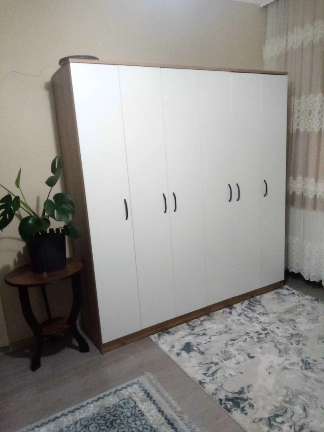 Customer photo review of Rani BA114 Geniş Gardırop Elbise Dolabı 6 Kapaklı 16 Raflı 2 Askılı Sepet Ceviz - Beyaz