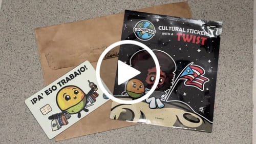 Customer video review of Pa’ Eso Trabajo - Sticker para Tarjeta de Crédito