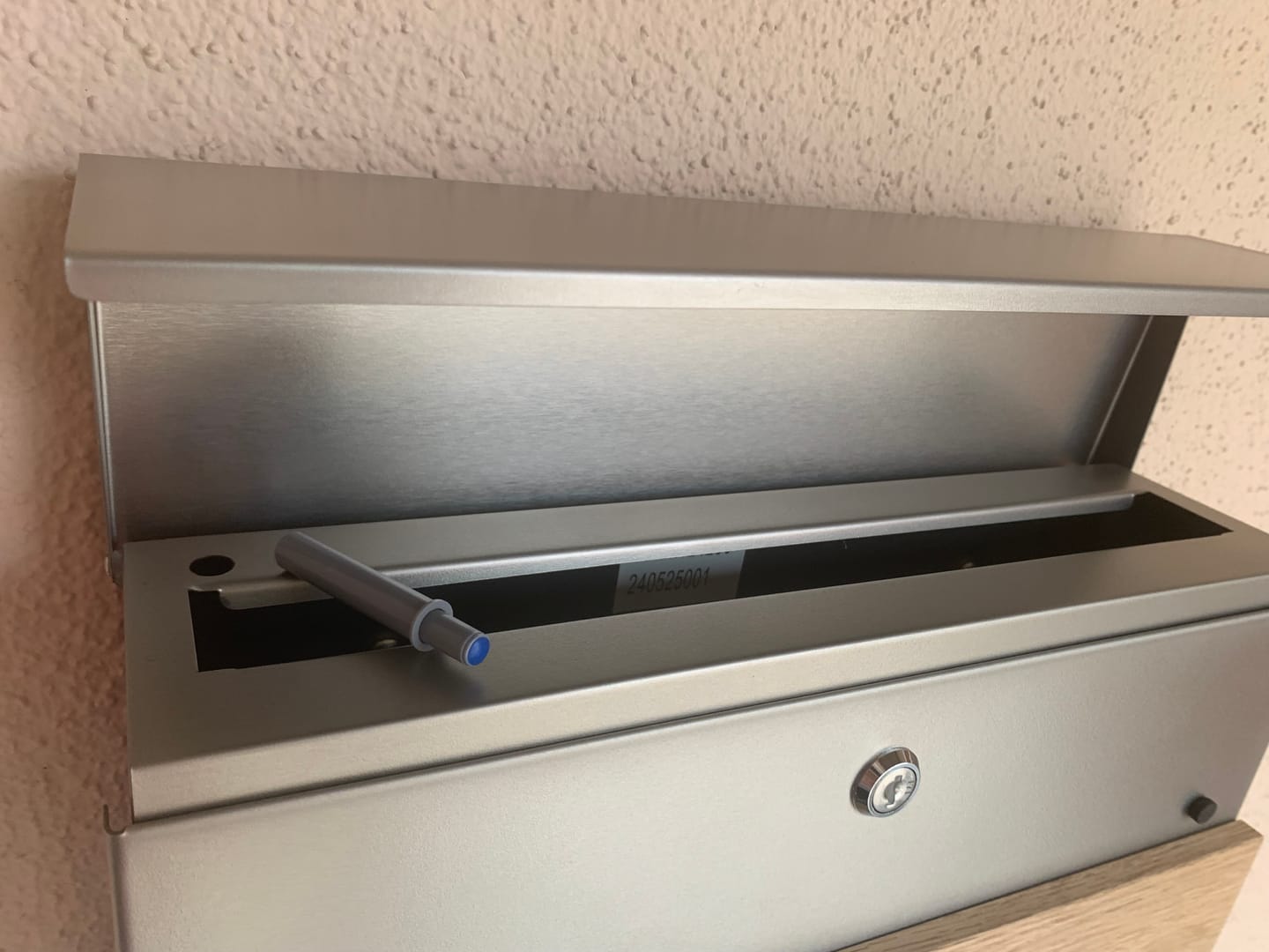 Customer photo review of Absenkautomatik für Briefkastendeckel