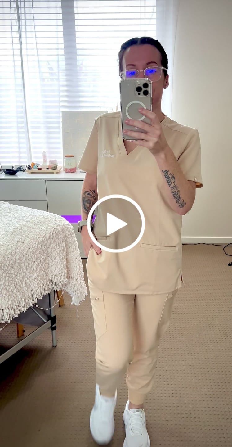 Customer video review of ELIZABETH Two Pocket Scrub Top (Original SLTECH™ fabric) - Soft Beige
