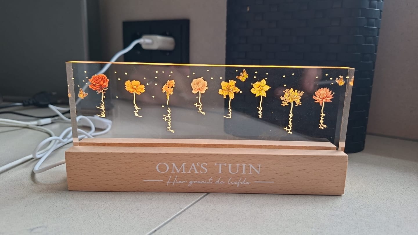 Customer photo review of Oma's Tuin - Gepersonaliseerd LED-display met bloemen en namen
