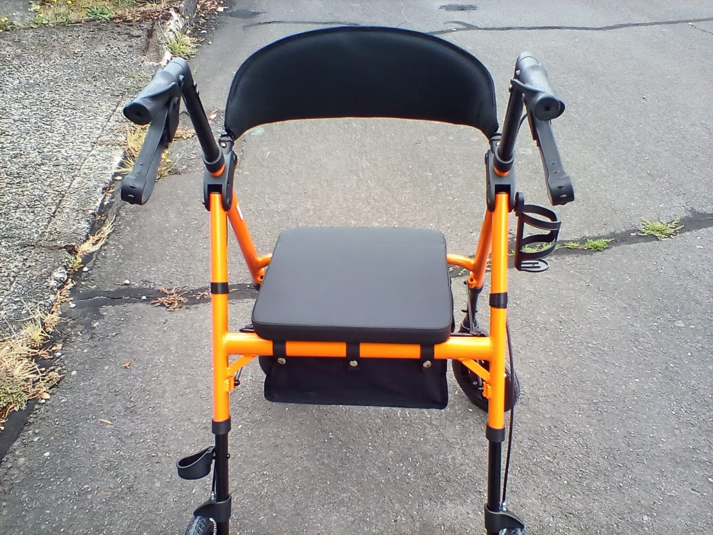 Customer photo review of KLD-9218 All Terrain Dual-Brake Rollator Walker 8" Wheels