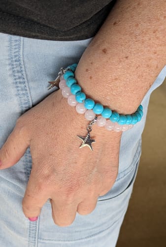 Customer photo review of »Weibliches Money Mindset« Türkis-Naturstein-Armband