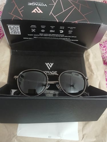 Customer photo review of Captain |  Black and Silver Polarized Round Sunglasses - PMG3982