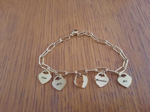 Customer photo review of Bracelet avec pendentifs cœur personnalisés