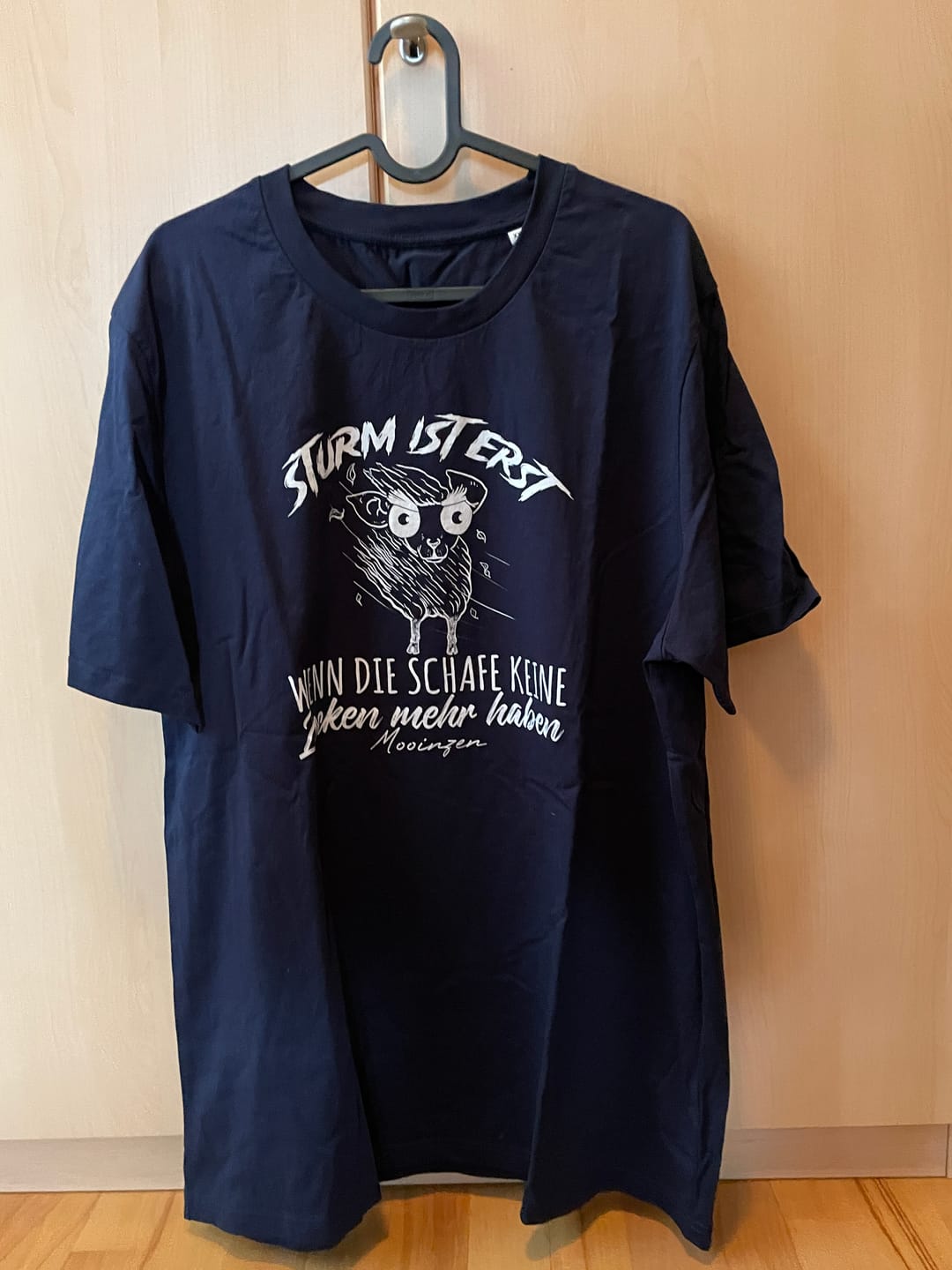 Customer photo review of Sturm ist erst wenn die Schafe keine Locken mehr haben  · Herren Premium Bio T-Shirt