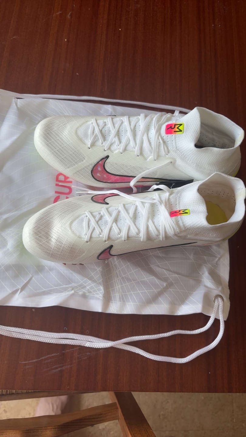 Customer photo review of Air Zoom Mercurial Superfly 9 AG x Marcus Rashford - Blanc/Rose/Jaune/Orange