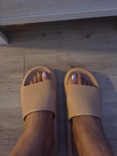 Customer photo review of HappyFlops