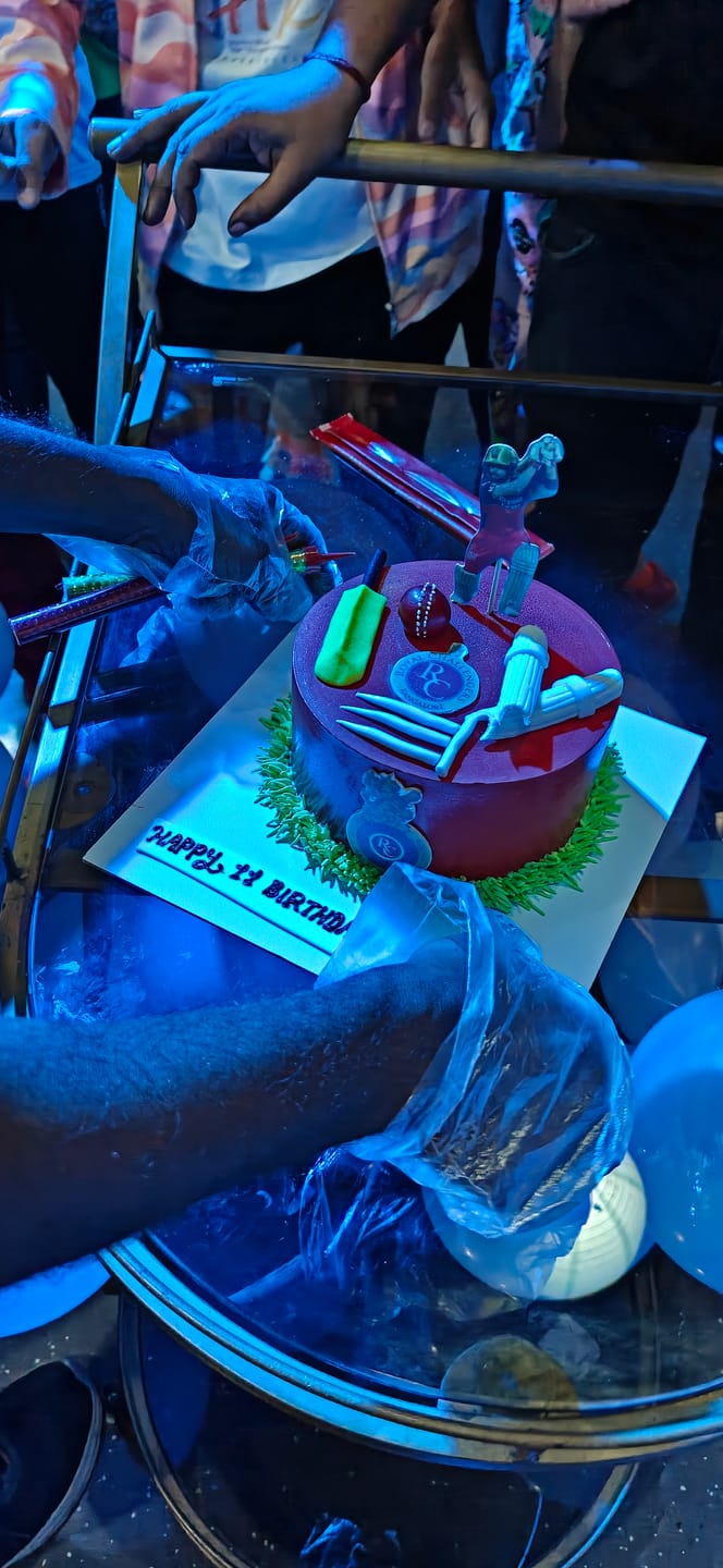 Customer photo review of RCB Theme Kohli Cake