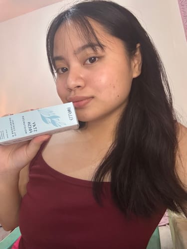 Customer photo review of Stay Fresh Moisturizer Controls Oil and Brightens