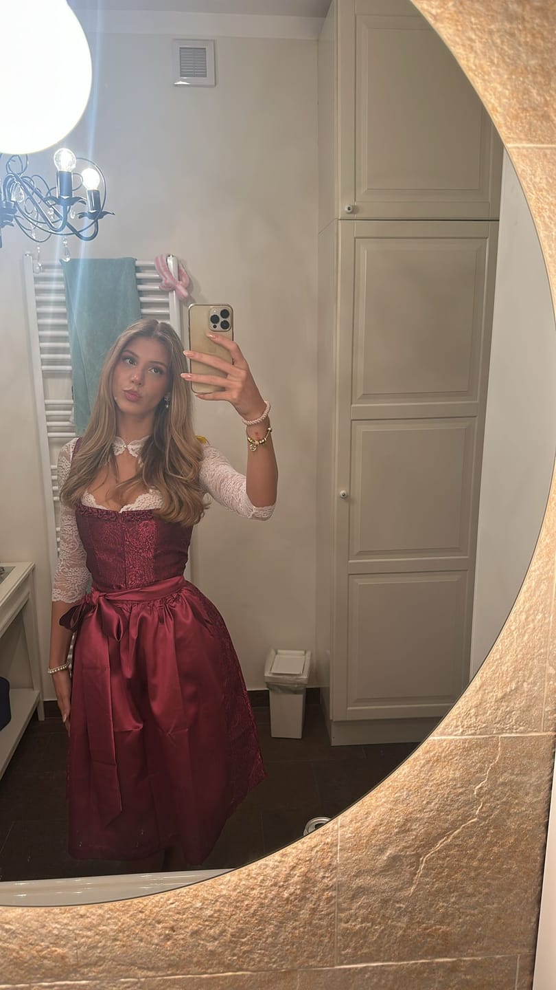 Customer photo review of Pink Gerader Ausschnitt Reißverschluss Vorne Dirndl