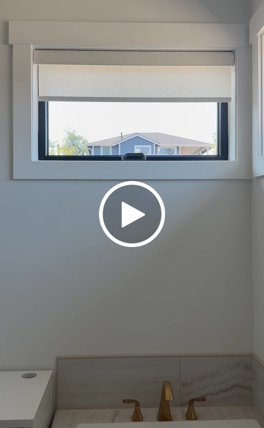 Customer video review of SmartWings Motorized Light Filtering Roller Shades 70% Blackout Linen