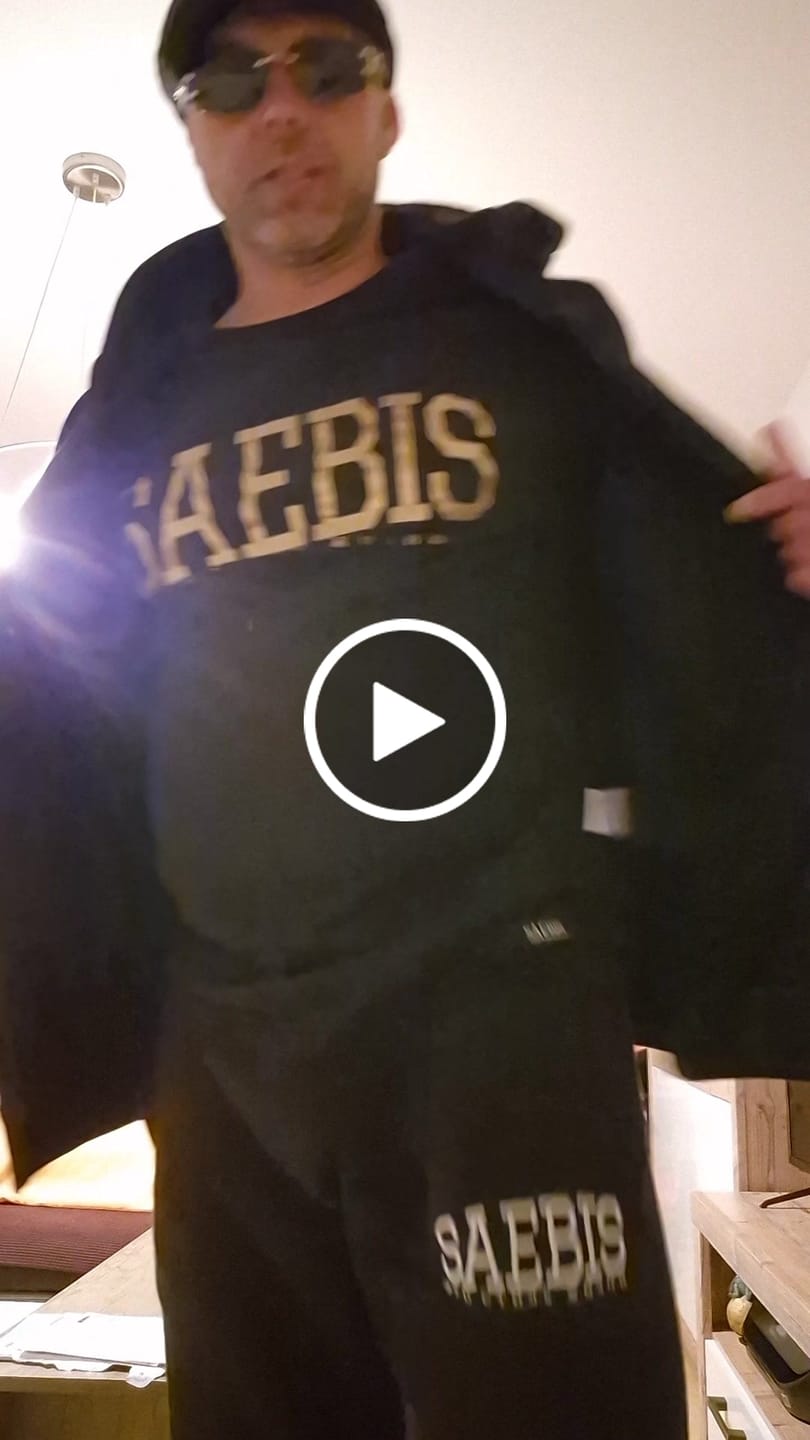 Customer video review of Lifestyle Herren Zip Hoodie Gold Edition mit Reißverschluss by SAEBIS®