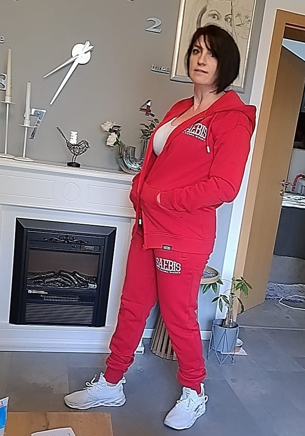 Customer photo review of Lifestyle Damen Oversized Zip Hoodie rot mit Stickerei by SAEBIS®