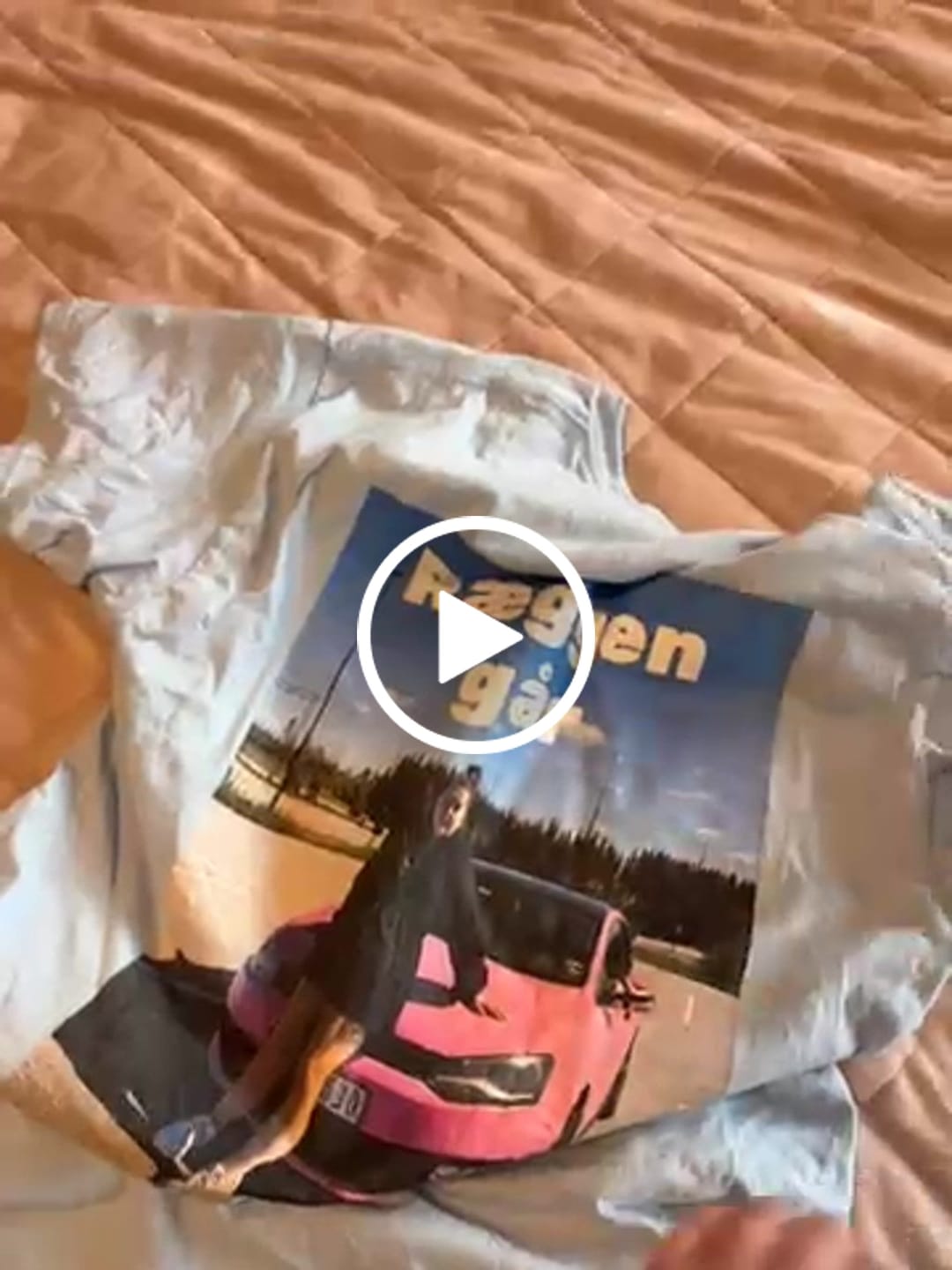Customer video review of LAG DIN EGEN T-SKJORTE - UNISEX  - T-SKJORTE